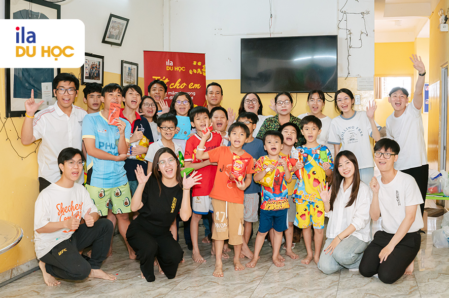 Các học sinh tham gia hoạt động ngoại khóa thiện nguyện do ILA Du học tổ chức